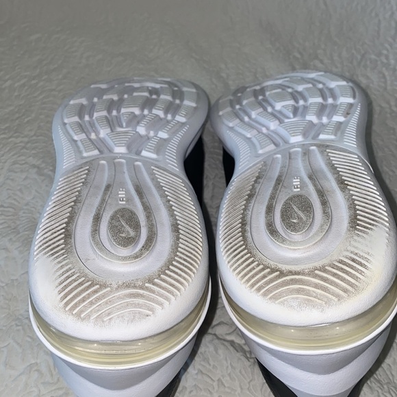Nike\'s Air Max Axis main image 8